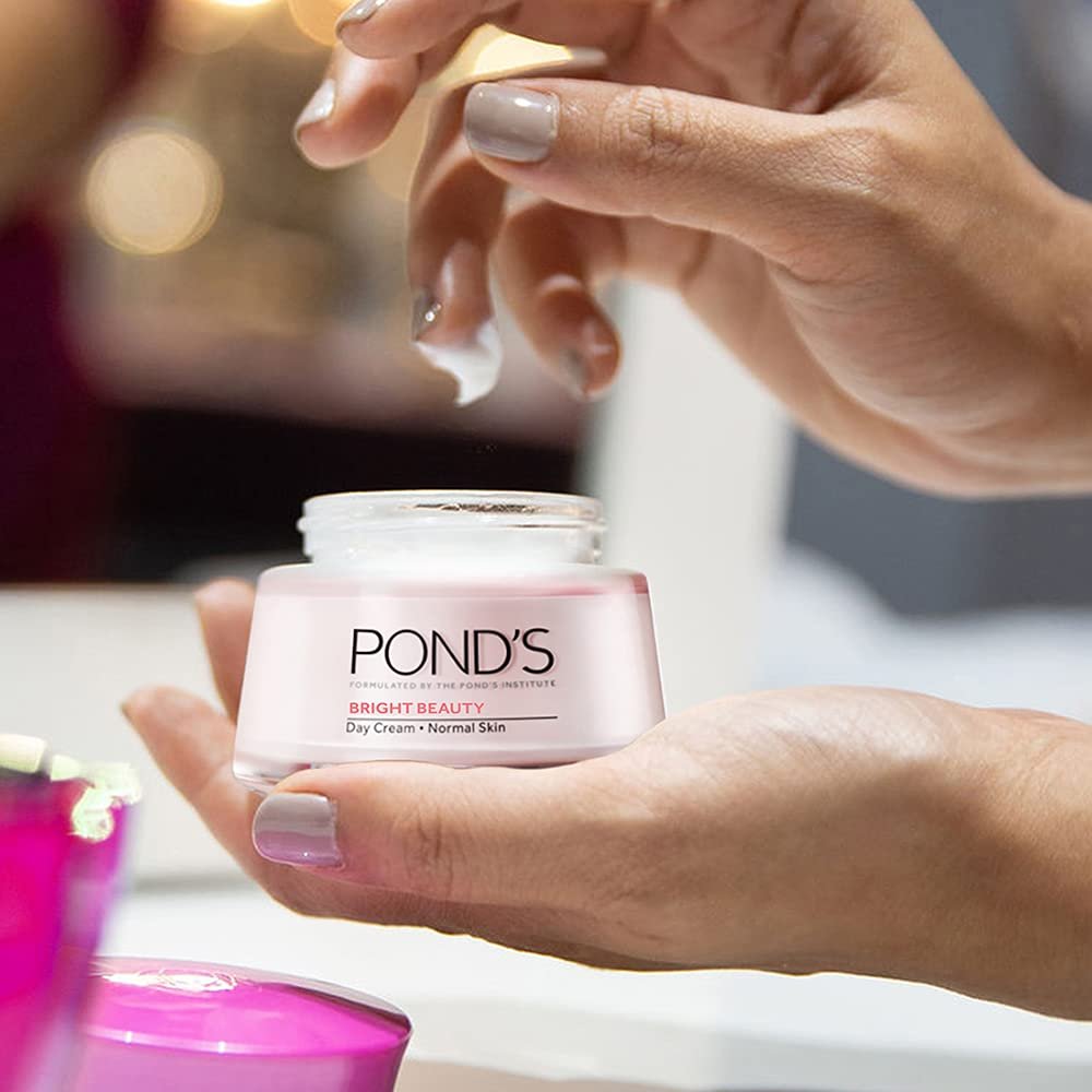 Pond'S Bright Beauty Spf 15 Day Cream 50 G, Non-Oily, Mattifying Daily Face Moisturizer - With Niacinamide To Lighten Dark Spots For Glowing Skin thumbnail